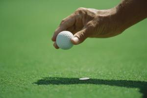 Comment marquer une balle de golf sur le green