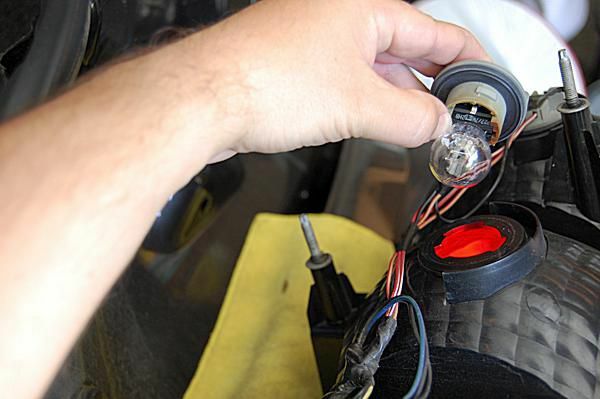 2008年のフォードマスタングに新しいブレーキ電球を取り付ける。