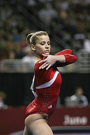 Alisija Sakramone pozē uz grīdas 2008. gada ASV olimpiskajās sacensībās