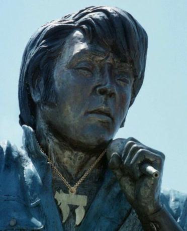 Elvis Presley statue