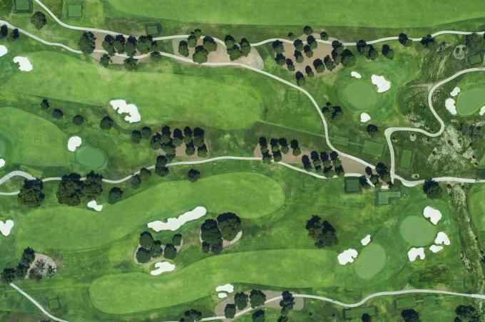 Et luftfoto av tre golfhull.