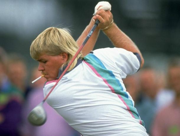 John Daly röker medan han svingar vid British Open 1992