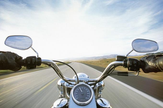 Motocicleta en carretera recta larga