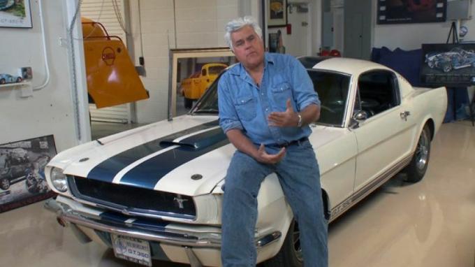 Jay Leno's Garage met zijn Shelby GT350 Mustang