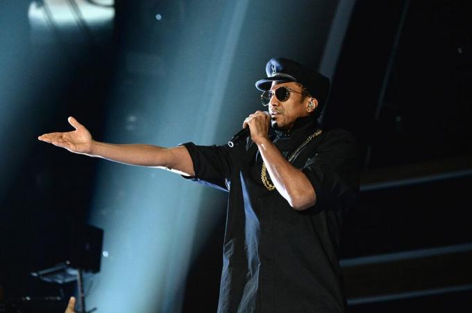 Hiphop-artisten Q-Tip of A Tribe Called Quest opptrer på scenen under The 59th GRAMMY Awards.