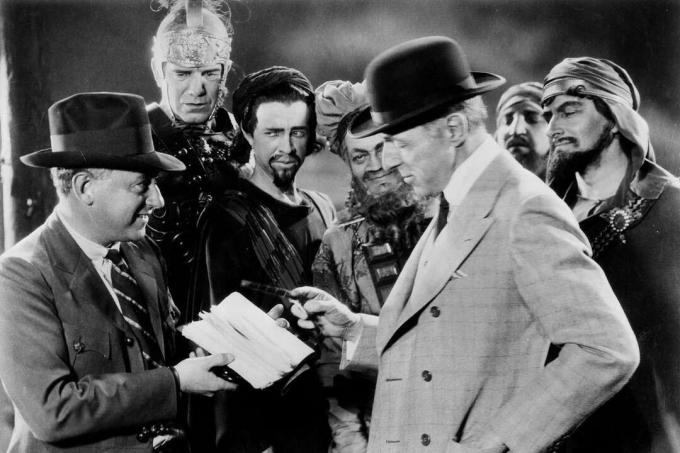 Agrīnie Holivudas filmu veidotāji Sesils B. DeMille un D.W. Grifits c. 1930