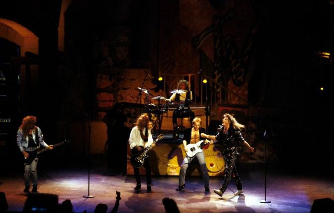 Rocková kapela Def Leppard vystupující na koncertě