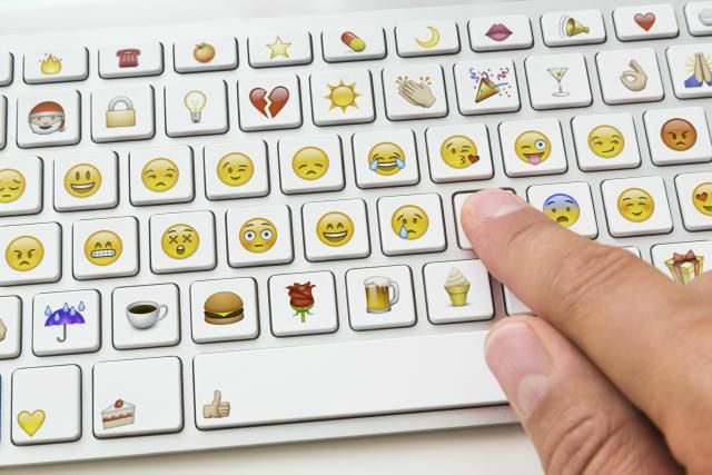 Digitação manual no teclado emoticon