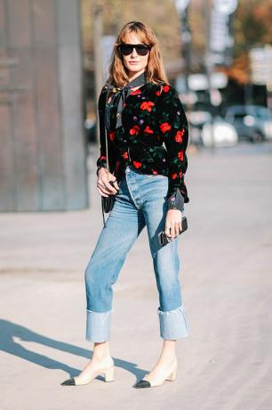 Giacca floreale street style e jeans con risvolto