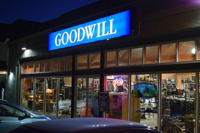 Вітрина магазину Goodwill