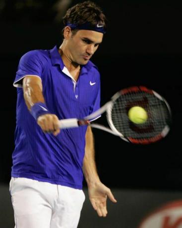 Rodžera Federera bekhends — Topspin uz augstākas bumbas