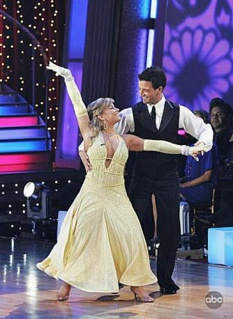 Az olimpiai tornász Shawn Johnson és partnere, Mark Ballas keringőt játszik a Dancing with the Stars című műsorban