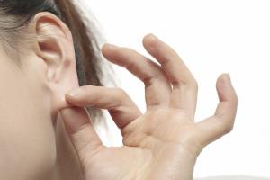 Metódy a tipy na odstránenie chĺpkov v ušiach