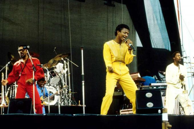 Kool and the Gang aux couleurs coordonnées sur scène au début des années 80