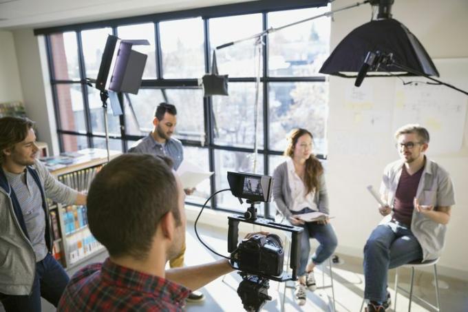 Podnikatelé natáčející video tutoriál
