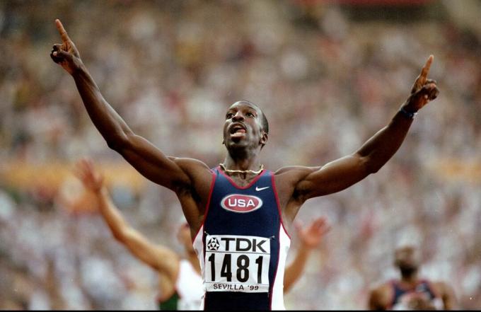 Michaelas Johnsonas švenčia savo pasaulio rekordą 1999 m. pasaulio čempionato 400 metrų finale.