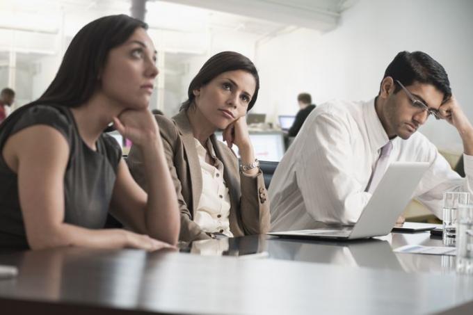 Gente de negocios sentada en una reunión