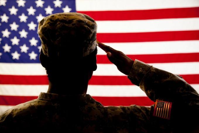 Silueta de soldado saludando la bandera americana