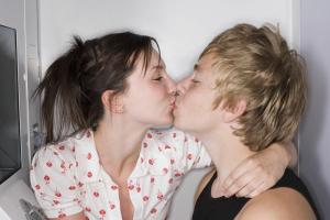 מדריך לסוגי הנשיקות השונים