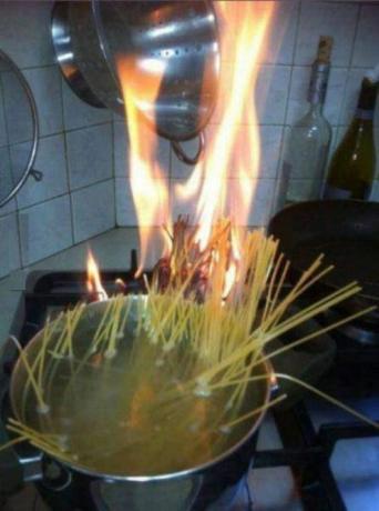A lángoló spagetti nem sikerül
