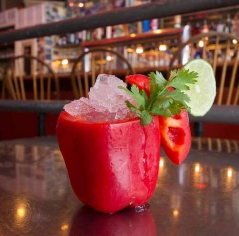 cocktail geserveerd in een rode peper