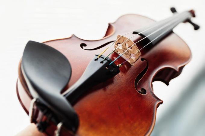Close-up de violino sobre mesa branca