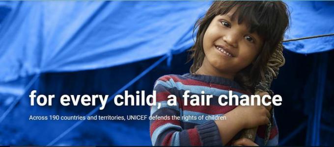 Captura de pantalla de la página web de UNICEF que muestra a una niña y las palabras 