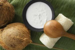 10 načinov uporabe kokosovega olja v vaši lepotni rutini