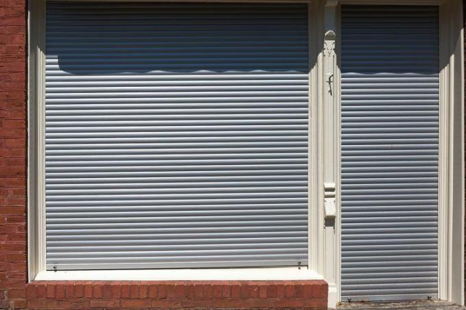 Затворена витрина жалюзи - затворен магазин