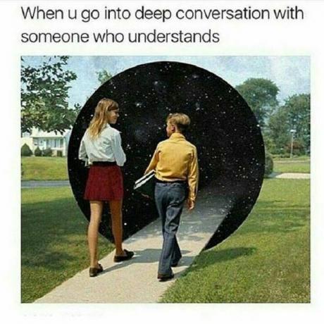 Um menino e uma menina entrando em um portal de estrelas com um texto: Quando você entra em uma conversa profunda com alguém que entende