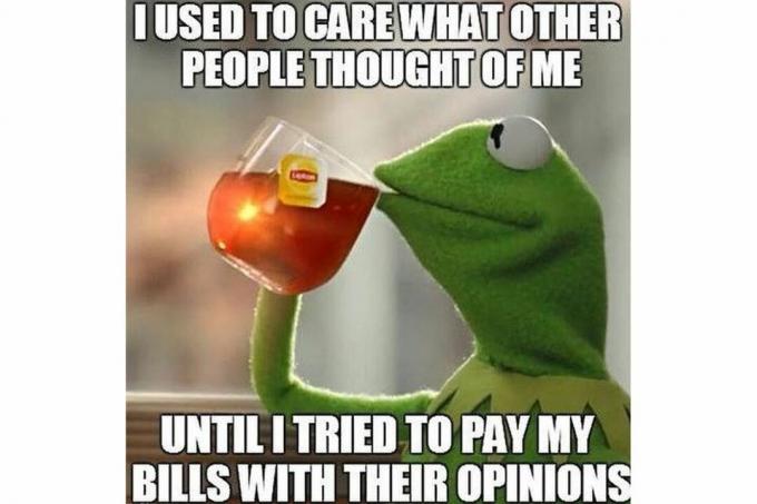 Kermit die thee drinkt: het kan me altijd schelen wat andere mensen van me denken. Tot ik mijn rekeningen probeerde te betalen met hun mening.
