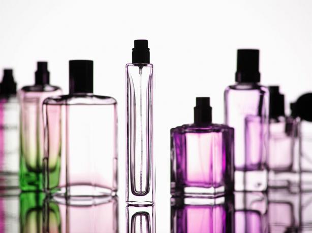 Nærbillede af parfumeflasker
