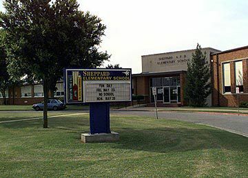 Sheppard Elementary School ligger på basen.