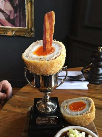 scotch egg met bacon geserveerd in een trofee