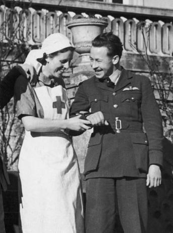 Egy nővér karöltve egy katonával
